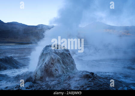 Fumarola von Dampf von El Tatio Geysir Feld im Norden Chiles Stockfoto