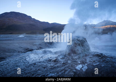 Fumarola von Dampf von El Tatio Geysir Feld im Norden Chiles Stockfoto