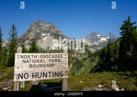 North Cascades Grenze zu unterschreiben. Wanderweg in Washington Wildnis Stockfoto