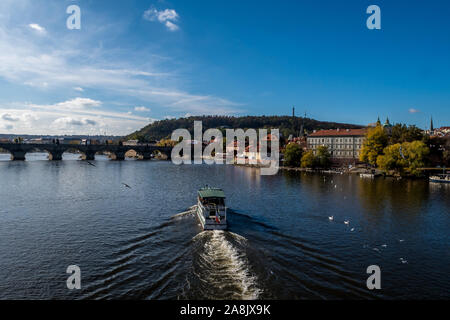 Die Karlsbrücke über die Moldau den Fluss und die Burg Hradschin in Prag in der Tschechischen Republik Stockfoto