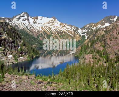 türkisfarbenen See in der Mission Berge Wüste in der Nähe von Condon, montana Stockfoto