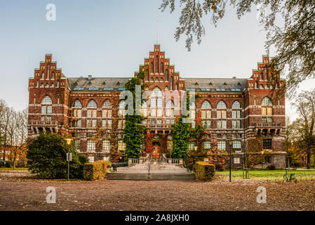 Der Universitätsbibliothek Lund am frühen Morgen in herbstlichen Farben, Lund, Schweden, 30. Oktober 2019 Stockfoto