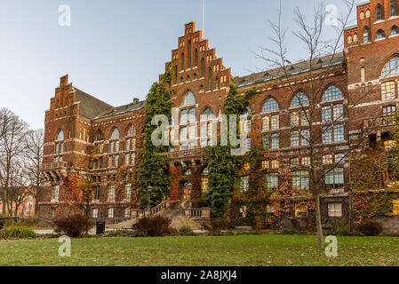 Der Universitätsbibliothek Lund am frühen Morgen in herbstlichen Farben, Lund, Schweden, 30. Oktober 2019 Stockfoto