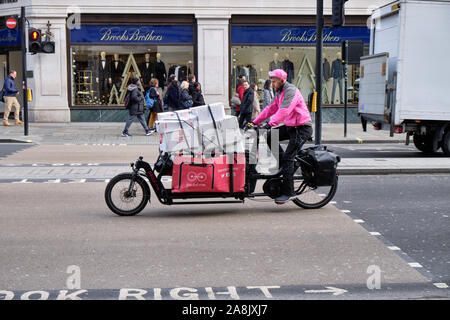 Pedal Me Lastenrad-Lieferservice, beladen mit mehreren Boxen auf der Regent Street, London, Großbritannien. Stockfoto