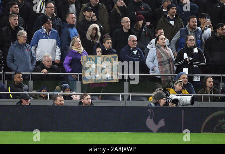 Ein junger Fan hält ein Schild um Harry Winks Shirt an der Tottenham Hotspur gegen Sheffield United englische Premier League Spiel an der White Hart Lane Stadium, UK am 9. November 2019. ** Nur die redaktionelle Nutzung, eine Lizenz für die gewerbliche Nutzung erforderlich. Keine Verwendung in Wetten, Spiele oder einer einzelnen Verein/Liga/player Publikationen** Stockfoto