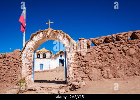 Kleine Kirche von machuca Dorf auf der chilenischen Hochebene im Norden Chiles Stockfoto