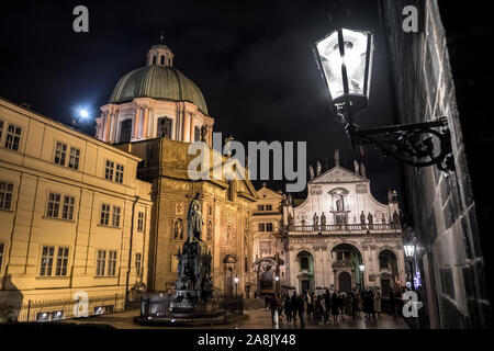 Historischen Gebäuden unter dem Turm der Karlsbrücke in der Nacht in Prag in der Tschechischen Republik Stockfoto