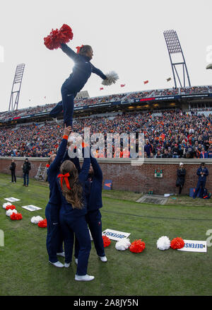 Charlottesville, Virginia, USA. 9 Nov, 2019. Universität von Virginia Cheerleadern während einer NCAA Football Spiel zwischen der Universität von Virginia Kavaliere und der Georgia Tech Yellow Jackets bei Scott Stadion in Charlottesville, Virginia. Justin Cooper/CSM/Alamy leben Nachrichten Stockfoto