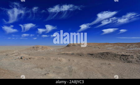 Cirrus uncinus-mares.tails Wolken über Yardang-Wind erodierte Felsflächen. Qaidam Desert-Qinghai-China-0563 Stockfoto