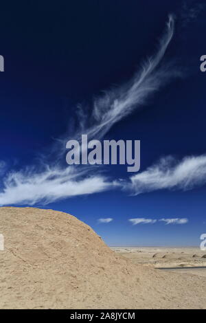 Cirrus uncinus-mares.tails Wolken über Yardang-Wind erodierte Felsflächen. Qaidam Desert-Qinghai-China-0570 Stockfoto