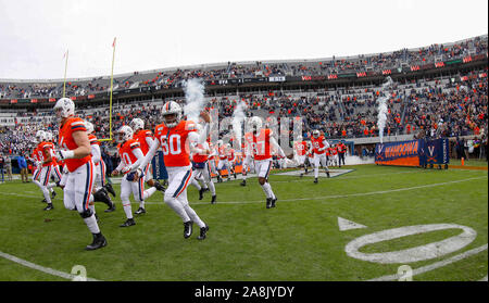 Charlottesville, Virginia, USA. 9 Nov, 2019. Virginia Cavaliers DB #90 Major Williams das Feld mit seinen Mannschaftskameraden, bevor ein NCAA Football Spiel zwischen der Universität von Virginia Kavaliere und der Georgia Tech Yellow Jackets bei Scott Stadion in Charlottesville, Virginia. Justin Cooper/CSM/Alamy leben Nachrichten Stockfoto