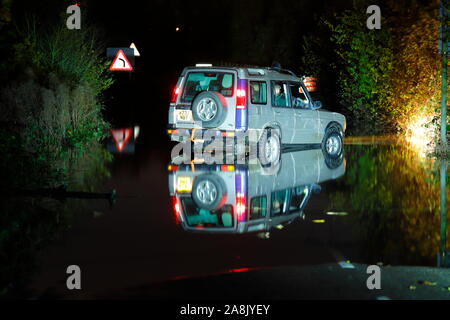 Landrover Discovery in Hochwasser an Fairburn Ings in West Yorkshire Stockfoto