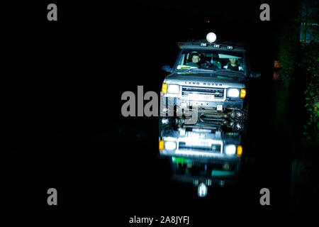 Landrover Discovery in Hochwasser an Fairburn Ings in West Yorkshire Stockfoto