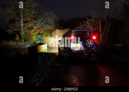 Landrover Discovery in Hochwasser an Fairburn Ings in West Yorkshire Stockfoto