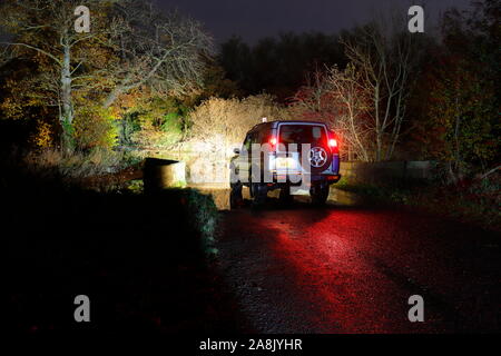 Landrover Discovery in Hochwasser an Fairburn Ings in West Yorkshire Stockfoto