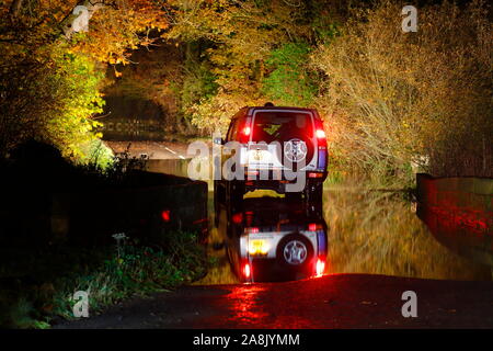 Landrover Discovery in Hochwasser an Fairburn Ings in West Yorkshire Stockfoto