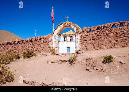 Kleine Kirche von machuca Dorf auf der chilenischen Hochebene im Norden Chiles Stockfoto