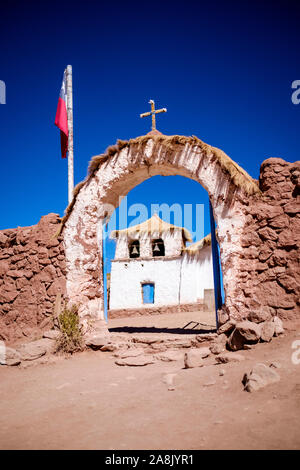 Kleine Kirche von machuca Dorf auf der chilenischen Hochebene im Norden Chiles Stockfoto