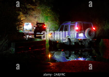 Landrover Discovery in Hochwasser an Fairburn Ings in West Yorkshire Stockfoto