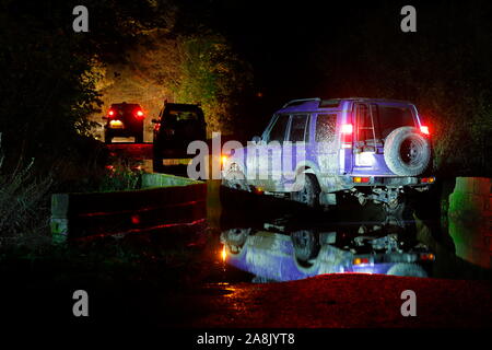 Landrover Discovery in Hochwasser an Fairburn Ings in West Yorkshire Stockfoto