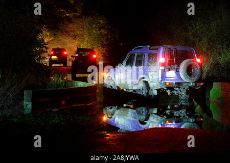 Landrover Discovery in Hochwasser an Fairburn Ings in West Yorkshire Stockfoto