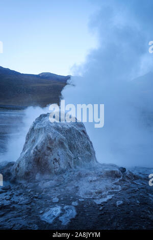 Fumarola von Dampf von El Tatio Geysir Feld im Norden Chiles Stockfoto