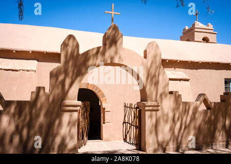 Alte adobe Kirche von San Pedro de Atacama, Chile Stockfoto