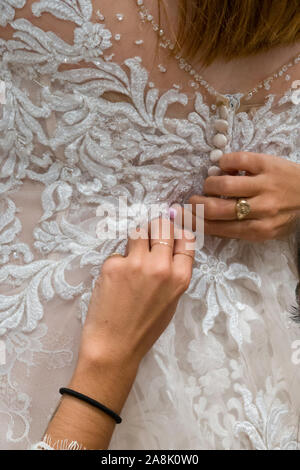 Braut, die versuchen, auf Ihr Kleid auf Kleinfeld Bridal, upscale Bridal Boutique und Stern der seine eigene TV-Show, Ja sagen zum Kleid. NYC Stockfoto