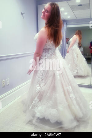 Braut, die versuchen, auf Ihr Kleid auf Kleinfeld Bridal, upscale Bridal Boutique und Stern der seine eigene TV-Show, Ja sagen zum Kleid. NYC Stockfoto
