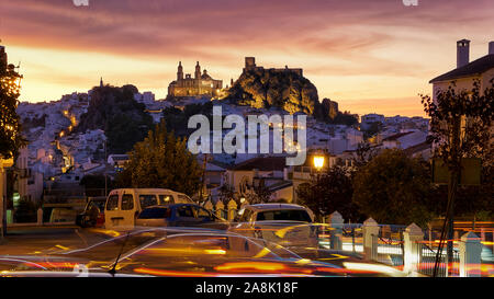 Espectacular Himmel bei Dämmerung über die Weiße Stadt Olvera Cadiz Sierra Andalusien Spanien Stockfoto