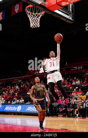 Piscataway, New Jersey, USA. 9 Nov, 2019. Rutgers Scarlet Knights vorwärts TEKIA MACK (31) Laufwerke an den Korb gegen die Coppin Zustand Adler an der Rutgers Athletic Center in Piscataway, New Jersey. Quelle: Joel Plummer/ZUMA Draht/Alamy leben Nachrichten Stockfoto