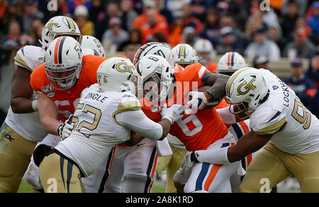 Charlottesville, Virginia, USA. 9 Nov, 2019. Virginia Cavaliers TB #6 PK Kier eilt in den Stapel mit den Ball während eines NCAA Football Spiel zwischen der Universität von Virginia Kavaliere und der Georgia Tech Yellow Jackets bei Scott Stadion in Charlottesville, Virginia. Justin Cooper/CSM/Alamy leben Nachrichten Stockfoto