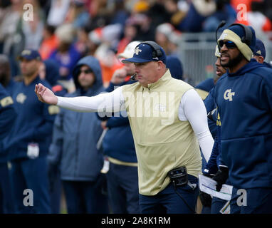 Charlottesville, Virginia, USA. 9 Nov, 2019. Georgia Tech Yellow Jackets Head Coach Geoff Collins während der NCAA Football Spiel zwischen der Universität von Virginia Kavaliere und der Georgia Tech Yellow Jackets bei Scott Stadion in Charlottesville, Virginia. Justin Cooper/CSM/Alamy leben Nachrichten Stockfoto