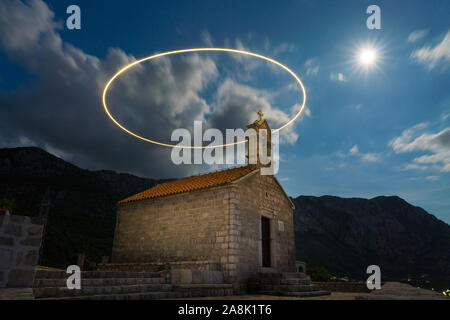 Saint Sava Kirche auf der Insel Sveti Stefan mit Licht - gezeichneten Kreis bei langen Belichtungszeiten, Montenegro. Stockfoto