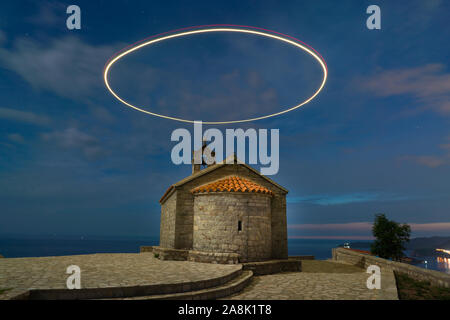 Saint Sava Kirche auf der Insel Sveti Stefan mit Licht - gezeichneten Kreis bei langen Belichtungszeiten, Montenegro. Stockfoto