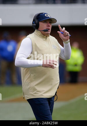 Charlottesville, Virginia, USA. 9 Nov, 2019. Georgia Tech Yellow Jackets Head Coach Geoff Collins während der NCAA Football Spiel zwischen der Universität von Virginia Kavaliere und der Georgia Tech Yellow Jackets bei Scott Stadion in Charlottesville, Virginia. Justin Cooper/CSM/Alamy leben Nachrichten Stockfoto