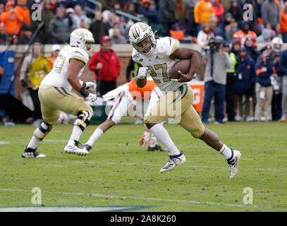 Charlottesville, Virginia, USA. 9 Nov, 2019. Georgia Tech Yellow Jackets RB #27 Jordan Mason rushes für einen Touchdown während einer NCAA Football Spiel zwischen der Universität von Virginia Kavaliere und der Georgia Tech Yellow Jackets bei Scott Stadion in Charlottesville, Virginia. Justin Cooper/CSM/Alamy leben Nachrichten Stockfoto