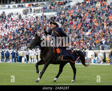 Charlottesville, Virginia, USA. 9 Nov, 2019. Die Virginia Cavalier Brände bis die Masse nach der halben Zeit während einer NCAA Football Spiel zwischen der Universität von Virginia Kavaliere und der Georgia Tech Yellow Jackets bei Scott Stadion in Charlottesville, Virginia. Justin Cooper/CSM/Alamy leben Nachrichten Stockfoto