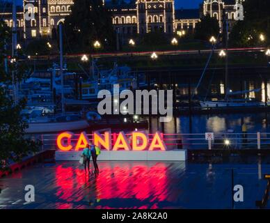 Ein beleuchteter "Kanada" Zeichen gegenüber der BC legislative Gebäude in Victoria, BC, Kanada. Stockfoto