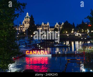 Ein beleuchteter "Kanada" Zeichen gegenüber der BC legislative Gebäude in Victoria, BC, Kanada. Stockfoto