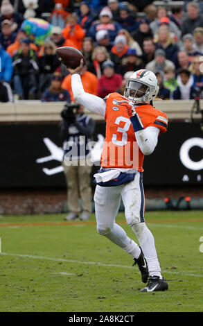 Charlottesville, Virginia, USA. 9 Nov, 2019. Virginia Cavaliers QB #3 Bryce Perkins wirft einen Pass während einer NCAA Football Spiel zwischen der Universität von Virginia Kavaliere und der Georgia Tech Yellow Jackets bei Scott Stadion in Charlottesville, Virginia. Justin Cooper/CSM/Alamy leben Nachrichten Stockfoto