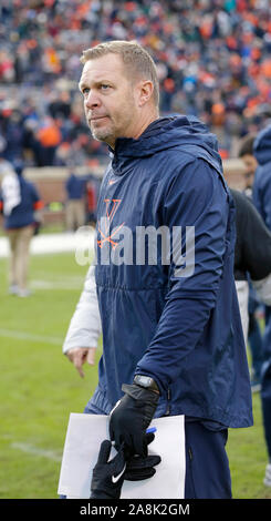 Charlottesville, Virginia, USA. 9 Nov, 2019. Virginia Cavaliers Haupttrainer Bronco Mendenhall während einer NCAA Football Spiel zwischen der Universität von Virginia Kavaliere und der Georgia Tech Yellow Jackets bei Scott Stadion in Charlottesville, Virginia. Justin Cooper/CSM/Alamy leben Nachrichten Stockfoto