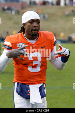 Charlottesville, Virginia, USA. 9 Nov, 2019. Virginia Cavaliers QB #3 Bryce Perkins nach einem NCAA Football Spiel zwischen der Universität von Virginia Kavaliere und der Georgia Tech Yellow Jackets bei Scott Stadion in Charlottesville, Virginia. Justin Cooper/CSM/Alamy leben Nachrichten Stockfoto