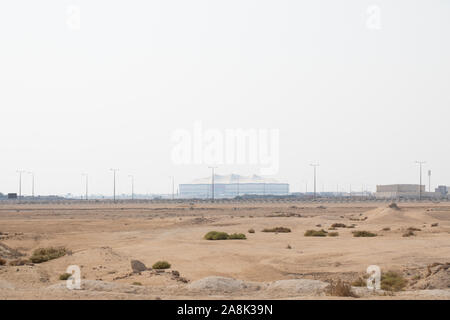 Blauer Himmel über die Weite der mongolischen Steppen. Bäume und das Meer - Bild Stockfoto