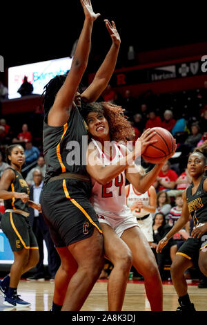 Piscataway, New Jersey, USA. 9 Nov, 2019. Rutgers Scarlet Knights guard ARELLA GUIRANTES (24) Laufwerke an den Korb gegen die Coppin Zustand Adler an der Rutgers Athletic Center in Piscataway, New Jersey. Quelle: Joel Plummer/ZUMA Draht/Alamy leben Nachrichten Stockfoto