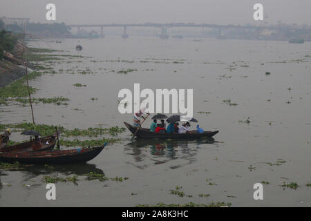 Bangladeshi Menschen überqueren Sie den Fluss Buriganga während der regnerischen Wetter in Dhaka. Nach Bangladesch Meteorological Department, Zyklon Bulbul Verpackung eine maximale Windgeschwindigkeit von 120 Kilometern pro Stunde (75 Km) ist auf Kurs Landfall in der Nähe die Sundarbans, der Weltgrößte mangrovenwald zwischen Bangladesch und Teile des östlichen Indien zu machen. Stockfoto