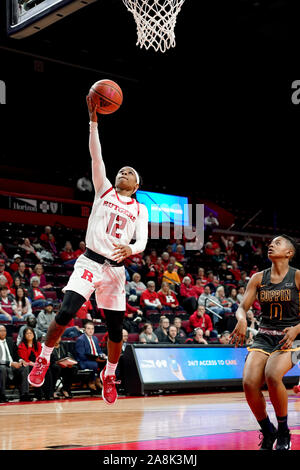 Piscataway, New Jersey, USA. 9 Nov, 2019. Rutgers Scarlet Knights guard KHADAIZHA SANDERS (12) Laufwerke an den Korb gegen die Coppin Zustand Adler an der Rutgers Athletic Center in Piscataway, New Jersey. Quelle: Joel Plummer/ZUMA Draht/Alamy leben Nachrichten Stockfoto