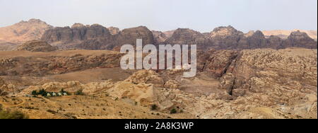 Panoramaaussicht über den gesamten Standort Petra (hochauflösendes Verbundmaterial), Petra Viewpoint, Wadi Musa, mA'an Governorat, Jordanien, Naher Osten Stockfoto