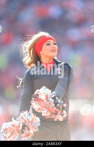 Columbus, Ohio, USA. 9 Nov, 2019. Ohio State Buckeyes Cheerleader während der NCAA Football Spiel zwischen dem Maryland Dosenschildkröten & Ohio State Buckeyes am Ohio Stadium in Columbus, Ohio. JP Waldron/Cal Sport Media/Alamy leben Nachrichten Stockfoto