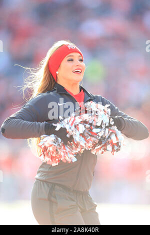 Columbus, Ohio, USA. 9 Nov, 2019. Ohio State Buckeyes Cheerleader während der NCAA Football Spiel zwischen dem Maryland Dosenschildkröten & Ohio State Buckeyes am Ohio Stadium in Columbus, Ohio. JP Waldron/Cal Sport Media/Alamy leben Nachrichten Stockfoto